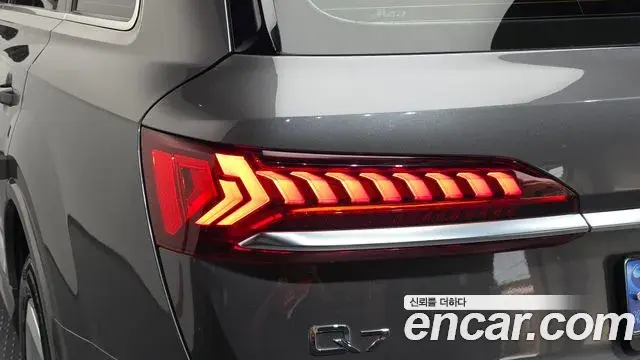 Audi Q7 2021 — ფოტო 29/36