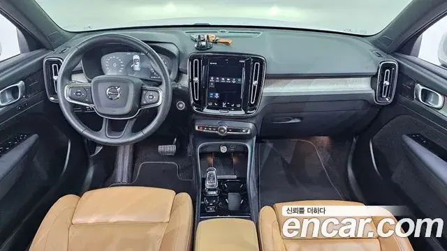 Volvo XC40 2022 — Şəkil 1/31