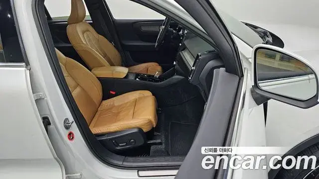 Volvo XC40 2022 — Şəkil 22/31