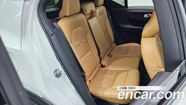 Volvo XC40 2022 — Şəkil 6/31