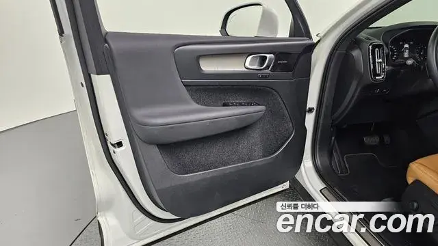 Volvo XC40 2022 — Şəkil 7/31