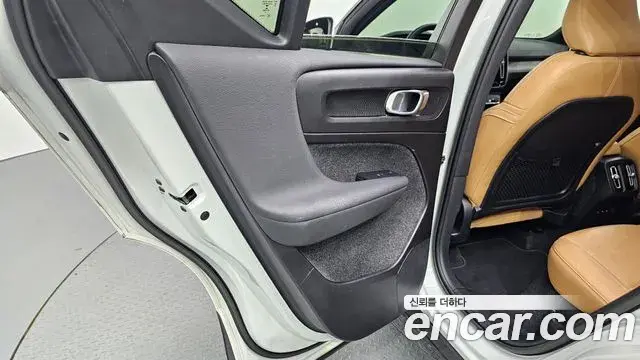 Volvo XC40 2022 — Şəkil 16/31