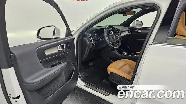 Volvo XC40 2022 — Şəkil 27/31