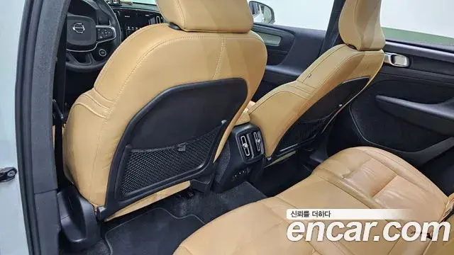 Volvo XC40 2022 — Şəkil 21/31