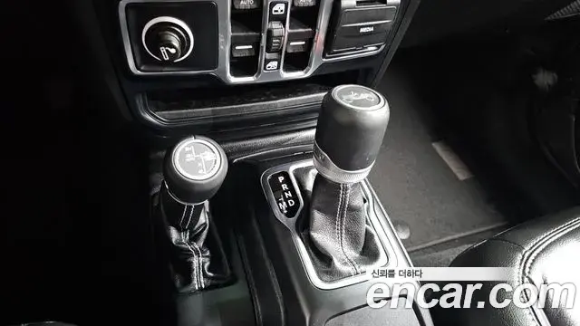 Jeep Wrangler 2019 — Şəkil 17/29