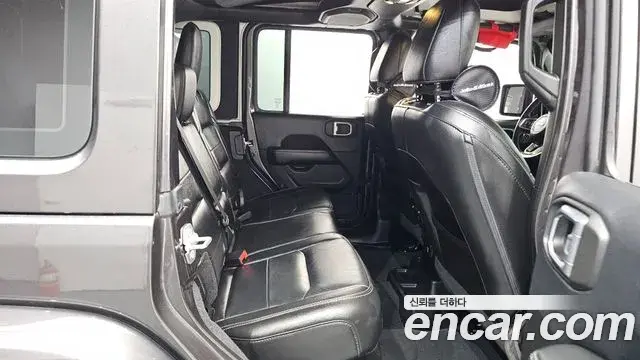 Jeep Wrangler 2019 — Şəkil 18/29