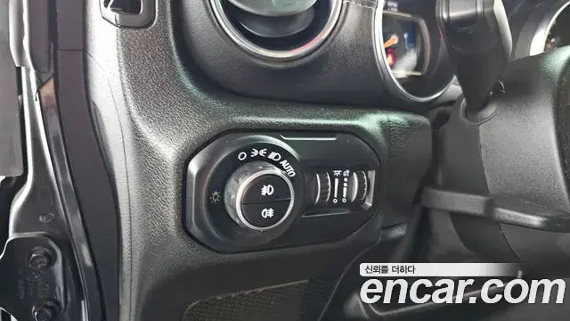 Jeep Wrangler 2019 — Şəkil 2/29