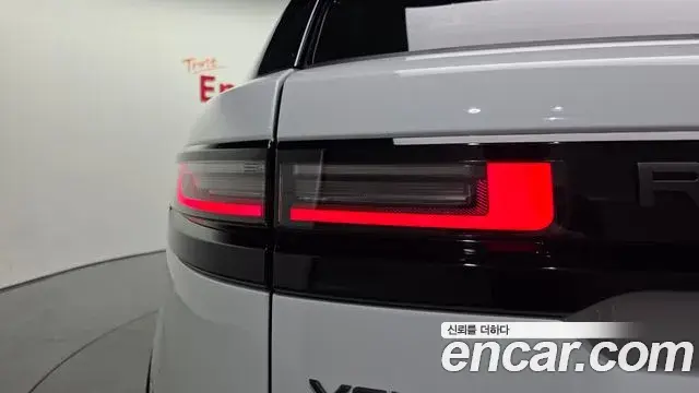 Land Rover Range Rover Velar 2025 — Şəkil 18/20