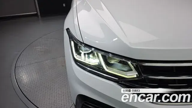 Volkswagen Tiguan 2023 — Şəkil 26/34