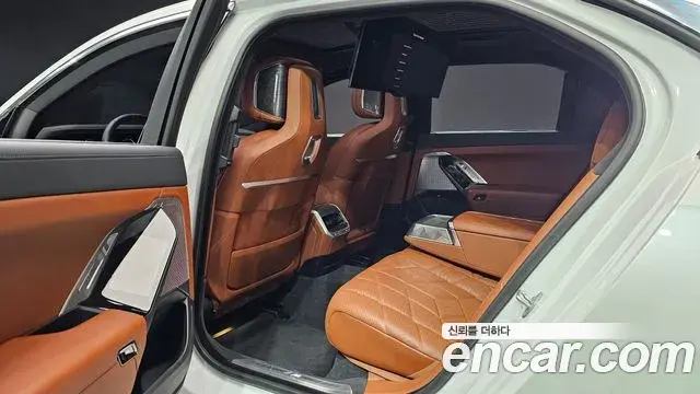 BMW 7 Series 2022 — Şəkil 18/31