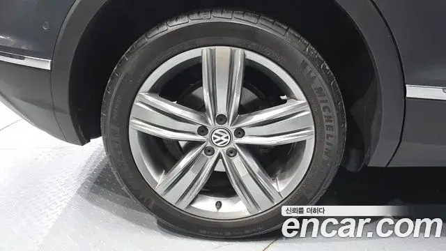 Volkswagen Tiguan 2018 — Şəkil 17/20