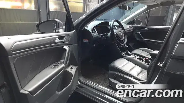 Volkswagen Tiguan 2018 — Şəkil 12/20