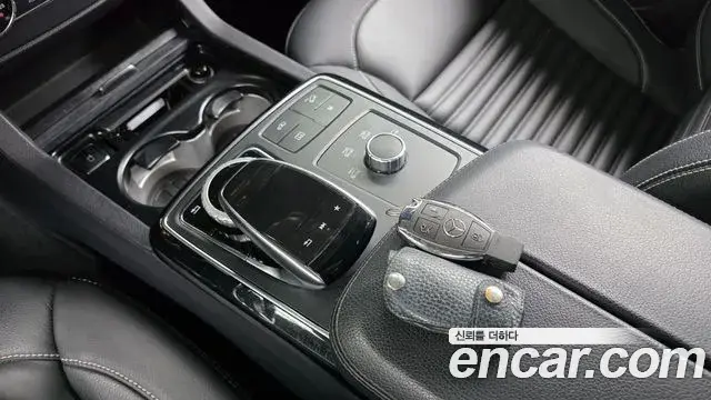 Mercedes-Benz GLE-Class 2018 — Photo 2/32