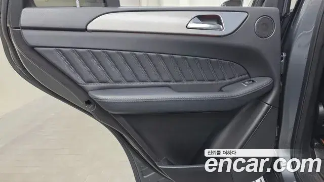 Mercedes-Benz GLE-Class 2018 — Photo 27/32