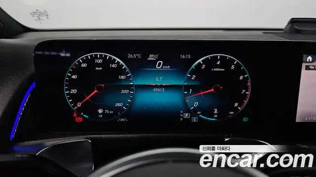Mercedes-Benz GLB-Class 2021 — Şəkil 17/30