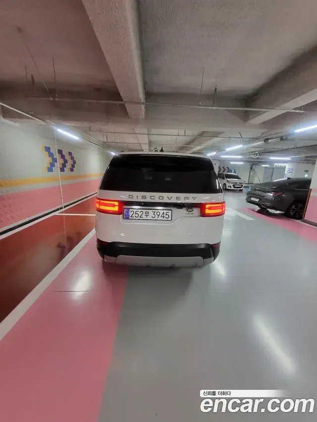 Land Rover Discovery 5 2019 — Photo 5/9