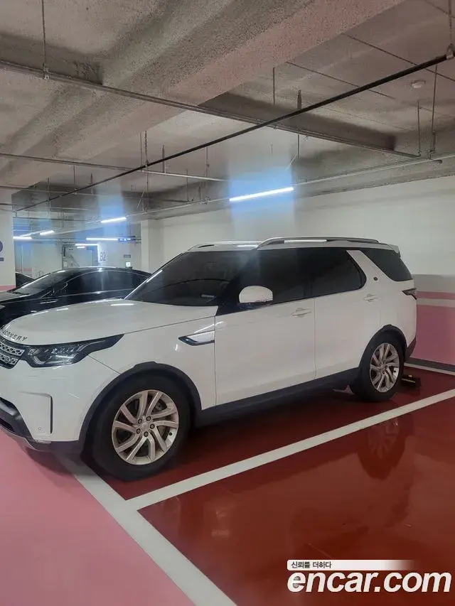 Land Rover Discovery 5 2019 — Photo 1/9
