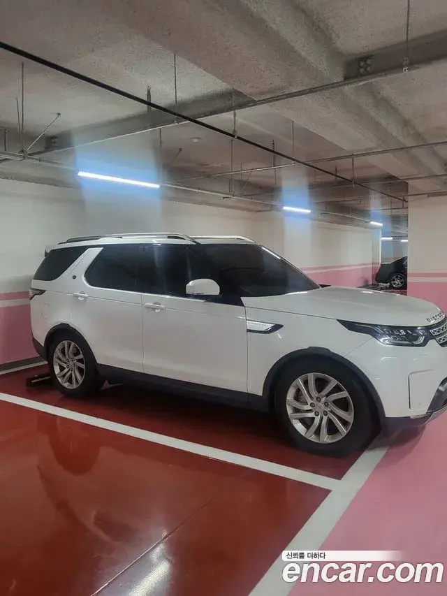 Land Rover Discovery 5 2019 — Photo 8/9
