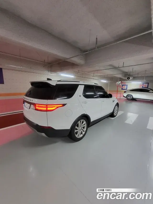 Land Rover Discovery 5 2019 — Photo 7/9