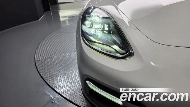 Porsche Panamera 2019 — Photo 35/38