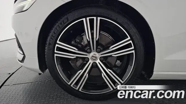 Volvo S60 2021 — ფოტო 8/40