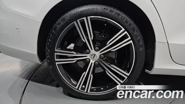 Volvo S60 2021 — ფოტო 39/40