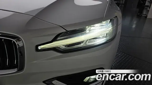 Volvo S60 2021 — ფოტო 1/40