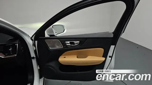 Volvo S60 2021 — ფოტო 29/40