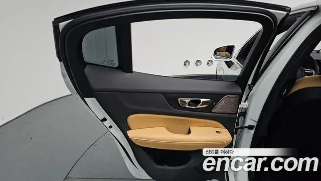 Volvo S60 2021 — ფოტო 24/40