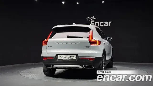Volvo XC40 2019 — Фото 4/20