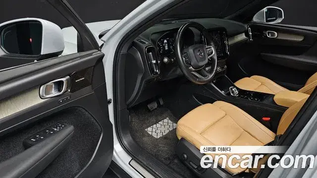 Volvo XC40 2019 — Фото 10/20