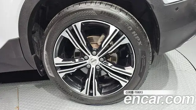 Volvo XC40 2019 — ფოტო 11/30