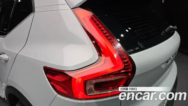 Volvo XC40 2019 — ფოტო 15/30