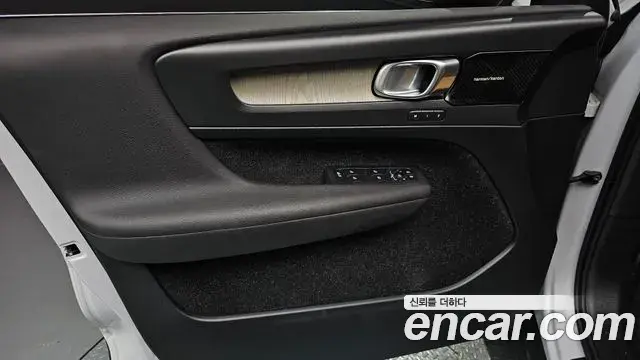 Volvo XC40 2019 — ფოტო 18/30
