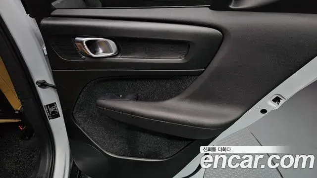 Volvo XC40 2019 — ფოტო 3/30