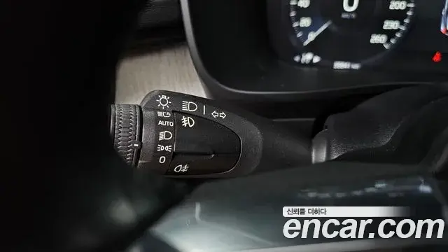 Volvo XC40 2019 — ფოტო 21/30