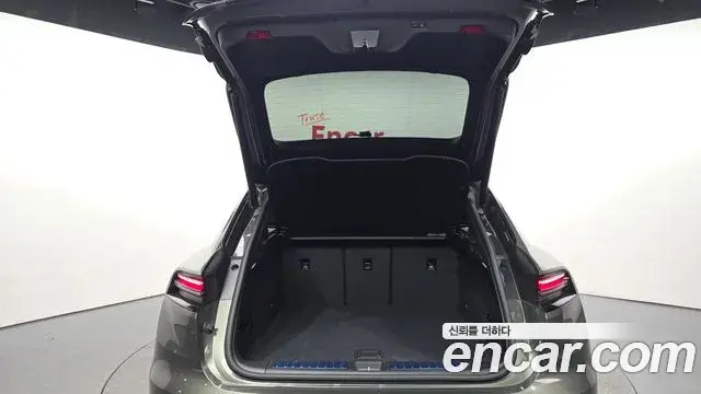 Porsche Macan EV 2025 — ფოტო 1/20