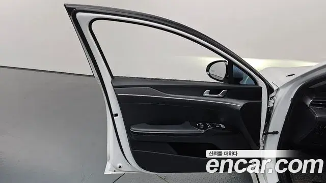 Kia K5 2023 — Şəkil 10/32