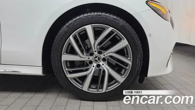 Mercedes-Benz E-Class 2024 — Photo 12/30