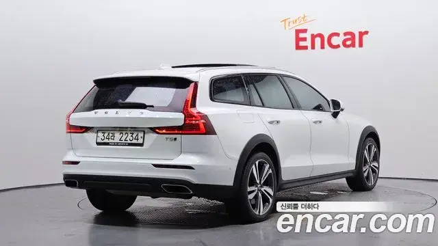 Volvo V60 Cross Country 2019 — ფოტო 19/36