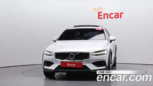 Volvo V60 Cross Country 2019 — ფოტო 24/36