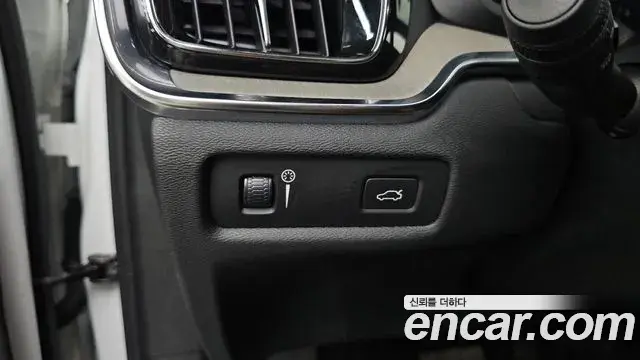 Volvo V60 Cross Country 2019 — ფოტო 21/36