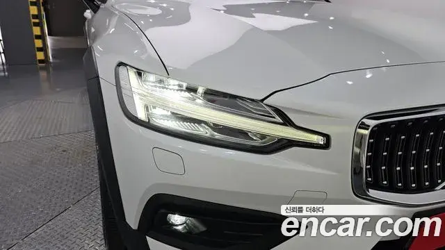 Volvo V60 Cross Country 2019 — ფოტო 34/36