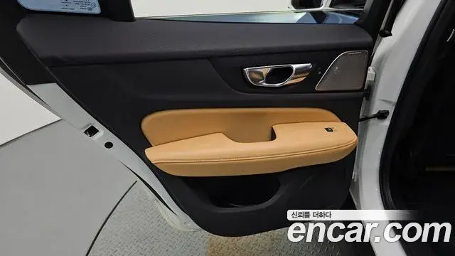 Volvo V60 Cross Country 2019 — ფოტო 13/36