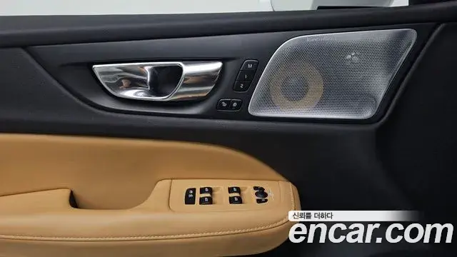 Volvo V60 Cross Country 2019 — ფოტო 28/36