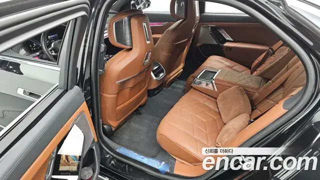 BMW 7 Series 2024 — ფოტო 6/20
