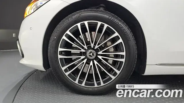 Mercedes-Benz S-Class 2025 — Photo 18/38