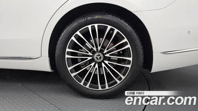 Mercedes-Benz S-Class 2025 — Photo 10/38