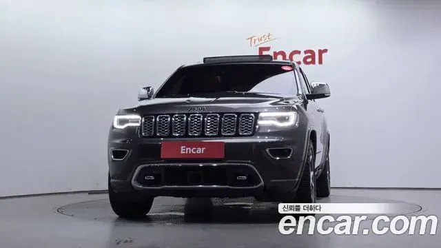Jeep Grand Cherokee 2021 — ფოტო 17/31