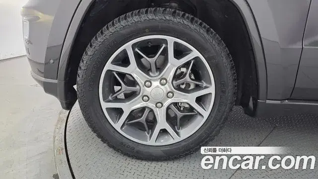 Jeep Grand Cherokee 2021 — ფოტო 20/31